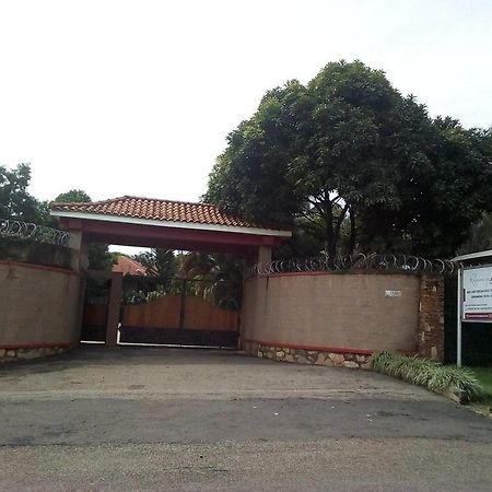 Rosemary Courts Bed And Breakfast Entebbe Exterior foto